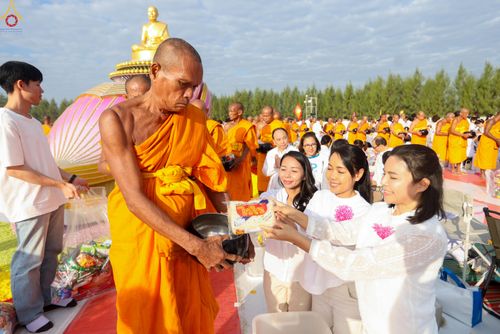 ภาพ No.302714:วันที่ 24 มกราคม พ.ศ. 2569 พิธีตักบาตรพระธรรมยาตรา(ภาพชุดที่ 2) ณ อนุสรณ์สถานลำดับที่ 5 สถานที่เผยแผ่วิชชาธรรมกายครั้งแรก อนุสรณ์สถานบางปลา วัดบางปลา อำเภอบางเลน จังหวัดนครปฐม ในโครงการธรรมยาตรา กตัญญูบูชา มหาปูชนียาจารย์ พระมงคลเทพมุนี(สด จนฺทสโร) พระผู