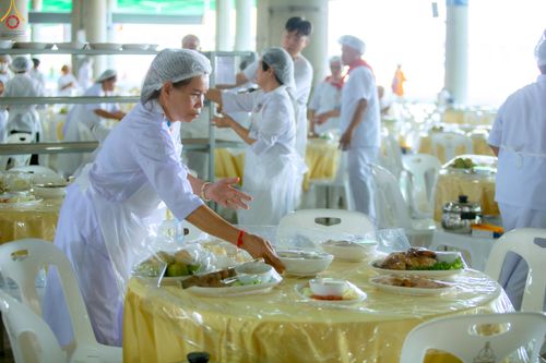 ภาพ No.325808:วันที่ 22 เมษายน พ.ศ.2569(วันคุ้มครองโลก) งานถวายมหาสังฆทาน 40,000 กว่าวัดทั่วประเทศ เจ้าหน้าที่ สาธุชน ร่วมใจจัดเตรียมภัตตาหารเพล (ชุด 2)