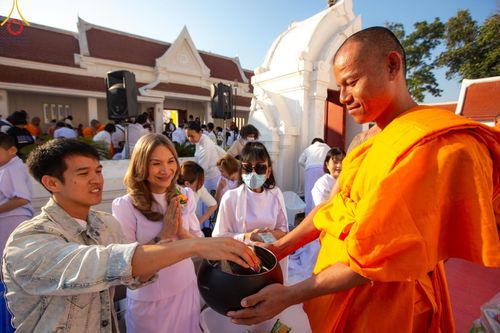ภาพ No.197852:พิธีตักบาตรพระธรรมยาตรา ณ อนุสรณ์สถานลำดับที่ 4 สถานที่เกิดด้วยกายธรรม วัดโบสถ์(บน) ต.บางคูเวียง จ.นนทบุรี ในโครงการธรรมยาตรา กตัญญูบูชา มหาปูชนียาจารย์ พระมงคลเทพมุนี(สด จนฺทสโร) พระผู้ปราบมาร อนุสรณ์สถาน 7 แห่ง ปีที่ 13 วันที่ 19 มกราคม พ.ศ. 2568