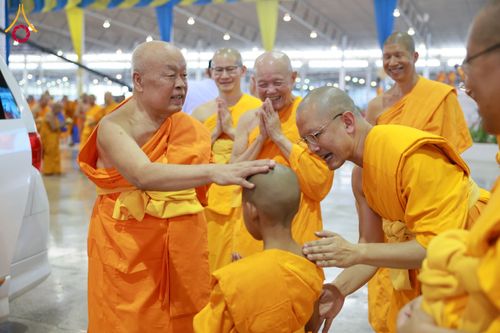 ภาพ No.60158:พิธีเจริญพระพุทธมนต์ "ฉลองอายุวัฒนมงคล 80 ปี หลวงพ่อธัมมชโย" พิธีถวายไทยธรรม คณะสงฆ์ 10,000 กว่าวัดทั่วประเทศ ในวันคุ้มครองโลก วันจันทร์ที่ 22 เมษายน พ.ศ. 2567 ณ สภาธรรมกายสากล วัดพระธรรมกาย จ.ปทุมธานี