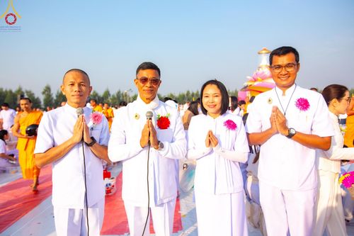 ภาพ No.201241:พิธีตักบาตรพระธรรมยาตรา ณ อนุสรณ์สถานลำดับที่ 5 สถานที่เผยแผ่วิชชาธรรมกายครั้งแรก อนุสรณ์สถานบางปลา วัดบางปลา อำเภอบางเลน จังหวัดนครปฐม ในโครงการธรรมยาตรา กตัญญูบูชา มหาปูชนียาจารย์ พระมงคลเทพมุนี(สด จนฺทสโร) พระผู้ปราบมาร อนุสรณ์สถาน 7 แห่ง ปีที่ 13