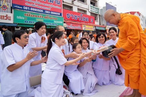 ภาพ No.126356:พิธีทำบุญเมืองนครราชสีมา ฉลอง 556 ปี ตักบาตรพระ 10,000 รูป ในวันเสาร์ที่ 2 มีนาคม พ.ศ.2567 ณ อนุสาวรีย์ท้าวสุรนารี จ.นครราชสีมา จัดโดย คณะสงฆ์จังหวัดนครราชสีมา ร่วมกับสำนักงานจังหวัดนครราชสีมา