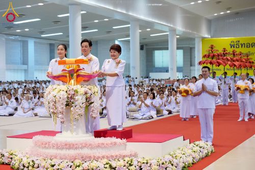 ภาพ No.264634:วันอาทิตย์ที่ 2 พฤศจิกายน พ.ศ. 2568 พิธีทอดกฐินสามัคคี ณ สภาธรรมกายสากล วัดพระธรรมกาย