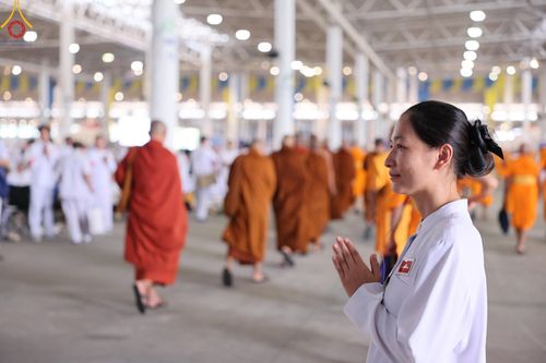 ภาพ No.136778:พิธีตักบาตร พิธีบูชาข้าวพระ ในวันอาทิตย์ต้นเดือนที่ 5 พฤษภาคม พ.ศ. 2567 ณ วัดพระธรรมกาย จ.ปทุมธานี