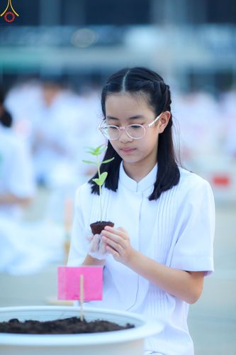 ภาพ No.90179:พิธีปลูกทรัพย์บานชื่น  เนื่องใน 139 ปี วันคล้ายวันเกิดด้วยรูปกายเนื้อ พระมงคลเทพมุนี (สด จนฺทสโร) พระผู้ปราบมาร วันอังคารที่ 10 ตุลาคม พ.ศ. 2566 ณ วัดพระธรรมกาย จ.ปทุมธานี