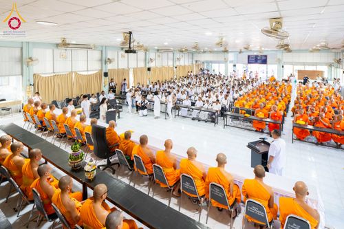พระภิกษุสงฆ์และพุทธศาสนิกชนจำนวนมากร่วมพิธีทางศาสนาภายในอาคาร