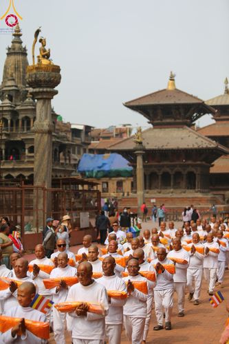 ภาพ No.313484:วันพฤหัสบดีที่ 12 มีนาคม พ.ศ. 2569 ขบวนแห่นาคธรรมทายาทในโครงการบรรพชาสามเณร 500 รูป  จาก นาคบาฮาล (Nagbahal) สู่จัตุรัสปาทัน (Patan Durbar Square) ประเทศเนปาล