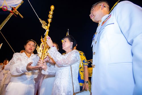 ภาพ No.90504:พิธีอัญเชิญพระบรมสารีริกธาตุประดิษฐาน ณ เจดีย์ศรีสองรัก วัดเก่าเขาน้อย อ.ปากน้ำปราณ จ.ประจวบคีรีขันธ์ วันที่ 3 ตุลาคม พ. ศ. 2566