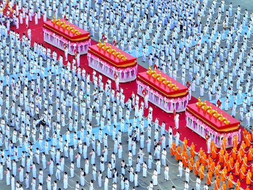 ภาพ No.79192:พิธีอัญเชิญองค์พระบรมพุทธเจ้า 24 องค์ เวียนประทักษิณรอบพระมหาธรรมกายเจดีย์ ณ วัดพระธรรมกาย  วันที่ 2 เมษายน พ.ศ. 2566