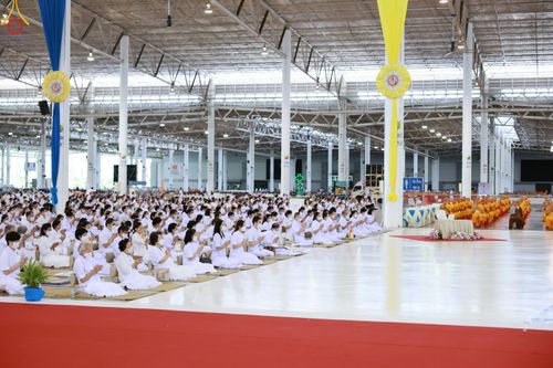 ภาพ No.83020:พิธีตักบาตร ณ บ้านแก้วเรือนทองคุณยายอาจารย์ฯ พิธีบูชาข้าวพระ ณ สภาธรรมกายสากล วัดพระธรรมกาย ในวันอาทิตย์ต้นเดือนที่ 2 ก.ค. พ.ศ.2566