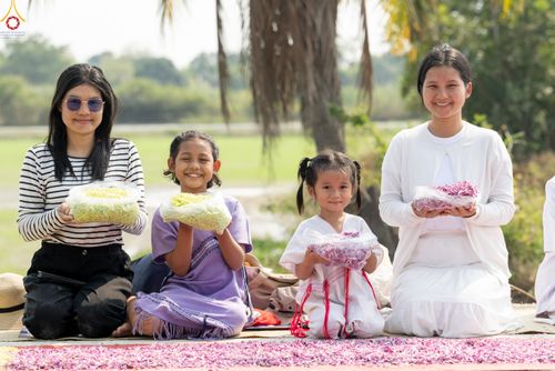 ภาพ No.299297:วันที่ 18 มกราคม พ.ศ. 2569 พิธีต้อนรับพระธรรมยาตรา ณ อนุสรณ์สถานลำดับที่ 5 สถานที่เผยแผ่วิชชาธรรมกายครั้งแรก อนุสรณ์สถานบางปลา วัดบางปลา อำเภอบางเลน จังหวัดนครปฐม ในโครงการธรรมยาตรา กตัญญูบูชา มหาปูชนียาจารย์ พระมงคลเทพมุนี(สด จนฺทสโร) พระผู้ปราบมาร อนุส