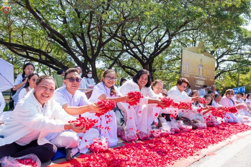 ภาพ No.304080:วันที่ 25 มกราคม พ.ศ. 2569 พิธีต้อนรับพระธรรมยาตรา  รร.สามัคคีราษฏร์บำรุง-วัดพระธรรมกาย ในโครงการธรรมยาตรา กตัญญูบูชา มหาปูชนียาจารย์ พระมงคลเทพมุนี(สด จนฺทสโร) พระผู้ปราบมาร อนุสรณ์สถาน 7 แห่ง ปีที่ 14