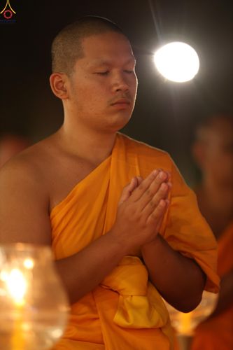 ภาพ No.290223:วันที่ 6 มกราคม พ.ศ. 2569 พิธีจุดประทีปถวายเป็นพุทธบูชา และบูชาธรรมมหาปูชนียาจารย์ (ภาพชุดที่ 2) ณ อนุสรณ์สถานมหาวิหารพระมงคลเทพมุนี (โลตัสแลนด์) อ.สองพี่น้อง จ.สุพรรณบุรี ในโครงการธรรมยาตรา กตัญญูบูชา มหาปูชนียาจารย์ พระมงคลเทพมุนี(สด จนฺทสโร) พระผู้ปรา