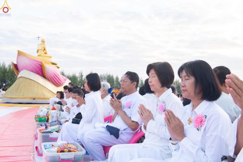 ภาพ No.302465:วันที่ 24 มกราคม พ.ศ. 2569 พิธีตักบาตรพระธรรมยาตรา ณ อนุสรณ์สถานลำดับที่ 5 สถานที่เผยแผ่วิชชาธรรมกายครั้งแรก อนุสรณ์สถานบางปลา วัดบางปลา อำเภอบางเลน จังหวัดนครปฐม ในโครงการธรรมยาตรา กตัญญูบูชา มหาปูชนียาจารย์ พระมงคลเทพมุนี(สด จนฺทสโร) พระผู้ปราบมาร อนุส