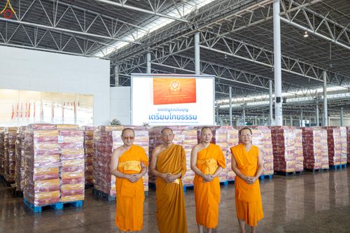 ภาพ No.321971:วันที่ 12 -13 เมษายน พ.ศ.2569 การเตรียมกล่องไทยธรรม + การขนย้ายเก้าอี้ เพื่องานถวายมหาสังฆทาน 40,000 กว่าวัดทั่วประเทศ วันคุ้มครองโลก 22 เมษายน พ.ศ.2569 วัดพระธรรมกาย