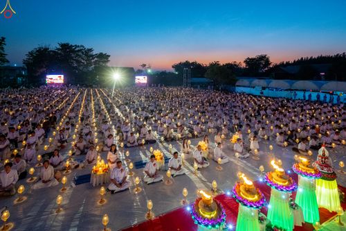 ภาพ No.294131:วันที่ 13 มกราคม พ.ศ. 2569 พิธีจุดประทีปถวายเป็นพุทธบูชา และบูชาธรรมมหาปูชนียาจารย์  (ภาพชุดที่ 2) ณ วัดสองพี่น้อง ต.ต้นตาล อ.สองพี่น้อง จ.สุพรรณบุรี ในโครงการธรรมยาตรา กตัญญูบูชา มหาปูชนียาจารย์ พระมงคลเทพมุนี(สด จนฺทสโร) พระผู้ปราบมาร อนุสรณ์สถาน 7 แห่