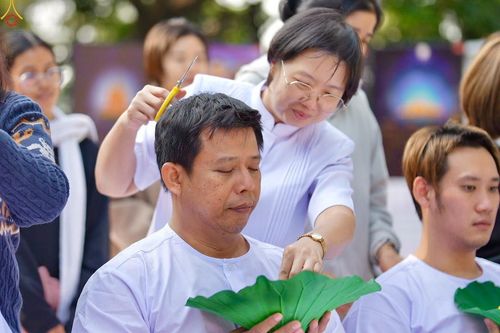 ภาพ No.280810:วันที่ 27 ธันวาคม พ.ศ. 2568  พิธีปลงผมนาคธรรมทายาท โครงการอุปสมบทหมู่บูชาธรรม 81 ปี หลวงพ่อธัมมชโย  ณ สมาคมพุทธ เขตตงช้ง ฮ่องกง