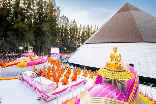 ภาพ No.290117:วันที่ 6 มกราคม พ.ศ. 2569 พิธีจุดประทีปถวายเป็นพุทธบูชา และบูชาธรรมมหาปูชนียาจารย์ (ภาพชุดที่ 2) ณ อนุสรณ์สถานมหาวิหารพระมงคลเทพมุนี (โลตัสแลนด์) อ.สองพี่น้อง จ.สุพรรณบุรี ในโครงการธรรมยาตรา กตัญญูบูชา มหาปูชนียาจารย์ พระมงคลเทพมุนี(สด จนฺทสโร) พระผู้ปรา