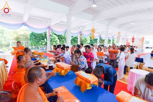 ภาพ No.313026:วันเสาร์ที่ 28 กุมภาพันธ์  พ.ศ. 2569 พิธีทอดผ้าป่าสามัคคีเพื่อสร้างอาคารที่พักสามเณร ณ ศูนย์ปฏิบัติธรรมสวนผึ้ง จ.ราชบุรี