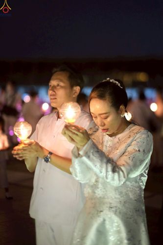 ภาพ No.224106:วันวิสาขบูชา วันอาทิตย์ที่ 11 พฤษภาคม พ.ศ. 2568 พิธีจุดวิสาขประทีป ,  พิธีเวียนประทักษิณรอบพระมหาธรรมกายเจดีย์ , พิธีฉลองชัยสวดมนต์บทธัมมจักกัปปวัตตนสูตร ครบ 7,357,000,000 จบ ณ มหารัตนวิหารคด วัดพระธรรมกาย