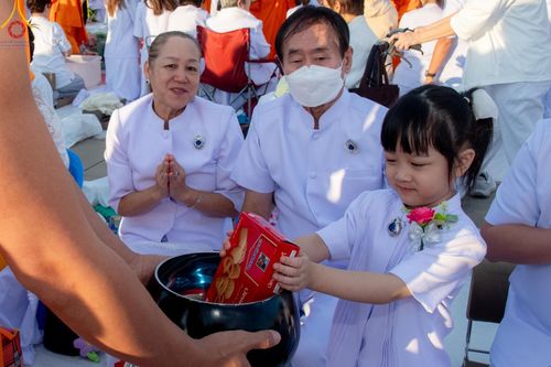 ภาพ No.187879:พิธีตักบาตรฉลองพระใหม่ ต้อนรับพุทธศักราช 2568 ณ ลานธรรมพระมหาธรรมกายเจดีย์ วัดพระธรรมกาย จ.ปทุมธานี วันที่ 1 มกราคม พ.ศ. 2568