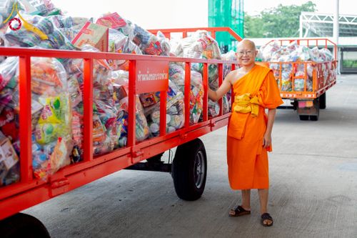 ภาพ No.223485:วันวิสาขบูชา วันอาทิตย์ที่ 11 พฤษภาคม พ.ศ. 2568 พิธีตักบาตร และปฎิบัติธรรม ณ สภาธรรมกายสากล วัดพระธรรมกาย