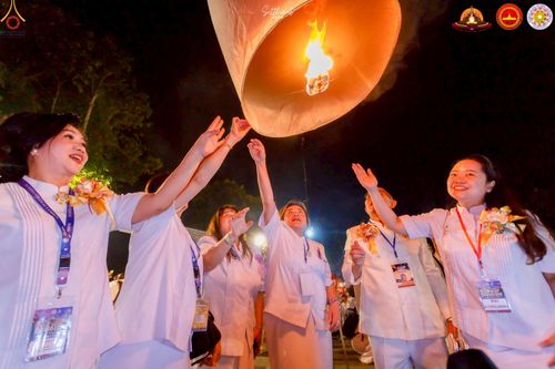 ภาพ No.224622:วันจันทร์ที่ 12 พฤษภาคม พ.ศ. 2568  ชาวพุทธในอินโดนีเซีย ร่วมฉลองวิสาขบูชาจุดประทีปกว่า 200,000 ดวง ณ พระมหาเจดีย์บรมพุทโธ  เจริญพุทธมนต์ถวาย “พระวชิรเกล้าเจ้าอยู่หัว”