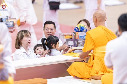 ภาพ No.145379:พิธีถวายผ้าอาบน้ำฝนและประทีปโคมไฟ ณ สภาธรรมกายสากล วัดพระธรรมกาย วันเสาร์ที่ 20 กรกฎาคม พ.ศ. 2567