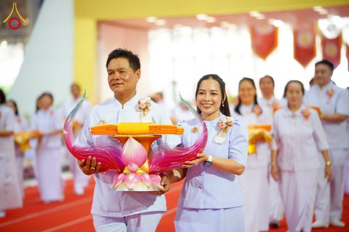 ภาพ No.215533:วันอาทิตย์ต้นเดือนที่ 6 เมษายน พ.ศ. 2568 ขบวนอัญเชิญผ้าป่าสมทบ มหาสังฆทาน 40,000 กว่าวัดทั่วประเทศ ณ สภาธรรมกายสากล วัดพระธรรมกาย