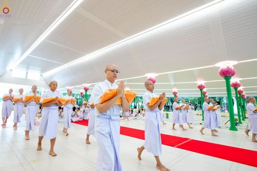 ภาพ No.229003:วันเสาร์ที่ 14 มิถุนายน พ.ศ. 2568 พิธีเวียนประทักษิณ , พิธีขอขมารับผ้าไตร ในโครงการบรรพชาอุปสมบทหมู่ ผู้บริหารรุ่นที่ 15 และ อุดมศึกษา รุ่นที่ 52 ณ โบสถ์พระไตรปิฎก วัดพระธรรมกาย