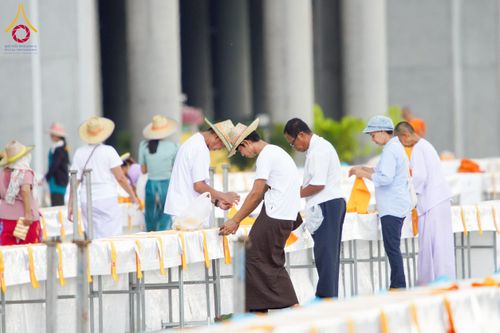 ภาพ No.217880:วันที่ 10-14 เมษายน พ.ศ. 2568 เจ้าหน้าที่อาสาสมัคร เตรียมงานวันคุ้มครองโลก ชุดที่ 2 วัดพระธรรมกาย จ.ปทุมธานี