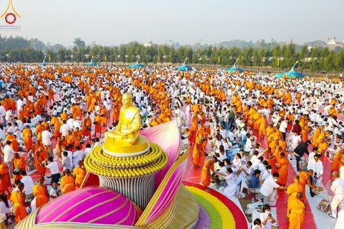 ภาพ No.201171:พิธีตักบาตรพระธรรมยาตรา ณ อนุสรณ์สถานลำดับที่ 5 สถานที่เผยแผ่วิชชาธรรมกายครั้งแรก อนุสรณ์สถานบางปลา วัดบางปลา อำเภอบางเลน จังหวัดนครปฐม ในโครงการธรรมยาตรา กตัญญูบูชา มหาปูชนียาจารย์ พระมงคลเทพมุนี(สด จนฺทสโร) พระผู้ปราบมาร อนุสรณ์สถาน 7 แห่ง ปีที่ 13