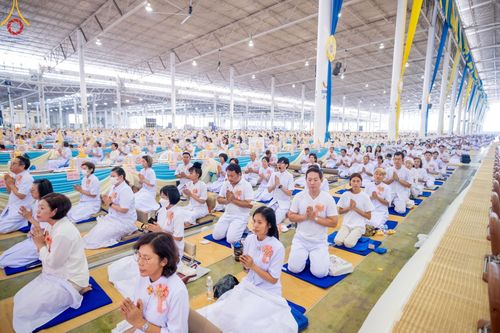 ภาพ No.60461:การต้อนรับพระสังฆาธิการ 10,000 กว่าวัดทั่วประเทศ พิธีมอบปัจจัยช่วยเหลือครู 4 จังหวัดชายแดนภาคใต้ พิธีปฏิบัติธรรม ในวันคุ้มครองโลก วันจันทร์ที่ 22 เมษายน พ.ศ.2567 ณ วัดพระธรรมกาย จ.ปทุมธานี