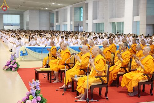 ภาพ No.136708:พิธีตักบาตร พิธีบูชาข้าวพระ ในวันอาทิตย์ต้นเดือนที่ 5 พฤษภาคม พ.ศ. 2567 ณ วัดพระธรรมกาย จ.ปทุมธานี