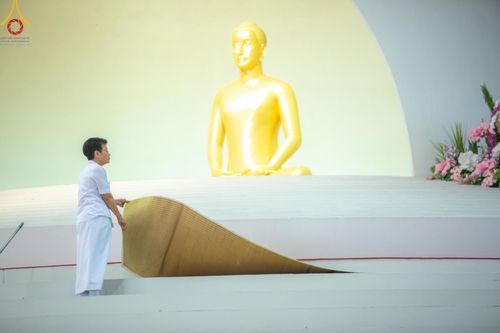 ภาพ No.59783:V.39 ทุ่มสุดใจ ธรรมชัย 80 ปี การเตรียมงาน การปฏิบัติงาน ของเจ้าหน้าที่หน่วยงานต่างๆ เพื่อพิธีฉลองอายุวัฒนมงคล 80 ปี หลวงพ่อธัมมชโย และรับถวายมหาสังฆทาน 10,000 กว่าวัดทั่วประเทศ ในวันคุ้มครองโลก จันทร์ที่ 22 เมษายน พ.ศ. 2567