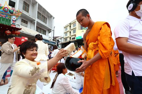 ภาพ No.210421:วันอาทิตย์ที่ 9 มีนาคม พ.ศ. 2568 พ่อเมืองโคราชจัดตักบาตรพระหมื่น ทำบุญเมือง 557 ปี