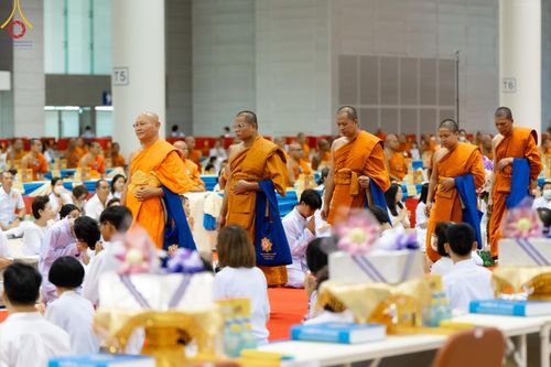 ภาพ No.147197:พิธีมุทิตาสักการะพระภิกษุ ผู้สอบได้เปรียญธรรม 9 ประโยคระดับโลกปีที่ 36, พิธีมอบโล่เกียรติยศและทุนการศึกษา สำนักเรียนบาลีดีเด่นทั่วประเทศ, พิธีถวายมหาสังฆทานคณะสงฆ์ 2,000 กว่าวัด ทั่วประเทศ ปีที่ 24, พิธีถวายไทยธรรมคณะสงฆ์ 323 วัด 4 จังหวัดชายแดนภาคใต้