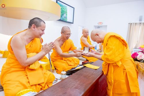 ภาพ No.234744:วันอาทิตย์ที่ 20 กรกฎาคม  พ.ศ.2568 พิธีทอดผ้าป่าภาคพื้นอเมริกา พิธีเจริญพระพุทธมนต์ ฉลองอาคารแก้วธรรมชัยรัตนอนันต์ วัดพระธรรมกายเทนเนสซี ประเทศสหรัฐอเมริกา