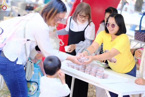 ภาพ No.194009:วัดพระธรรมกาย จัดงานวันเด็กแห่งชาติ ประจำปี พ.ศ.2568 ออกร้านอาหาร 200 ร้าน มอบของขวัญหลายหมื่นชิ้น วันที่ 12 มกราคม พ.ศ. 2568 วัดพระธรรมกาย อ.คลองหลวง จ.ปทุมธานี