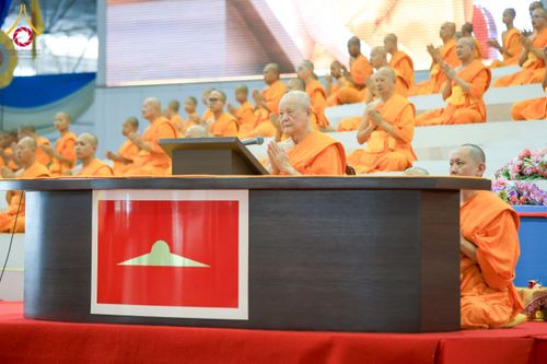 ภาพ No.237584:วันอาทิตย์ที่ 10 สิงหาคม พ.ศ.2568 พิธีมอบใบประกาศเกียรติคุณ โครงการสอบบาลี "ฉลองแชมป์" บูชาธรรม 80 ปี หลวงพ่อธัมมชโย ประจำปี 2568 และ พิธีมอบดวงแก้วสามเณรทรงบาลีไวยากรณ์ ณ สภาธรรมกายสากล วัดพระธรรมกาย ปทุมธานี