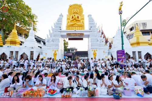 ภาพ No.311190:วันเสาร์ที่ 28 กุมภาพันธ์ พ.ศ. 2569 พิธีตักบาตรพระมหากุศล 11,250 รูป เฉลิมฉลอง 1,250 ปีศรีธรรมราชเจดีย์ สู่มรดกโลก ณ ถนนราชดำเนิน บริเวณหน้าวัดพระมหาธาตุวรมหาวิหาร อ.เมือง จ.นครศรีธรรมราช