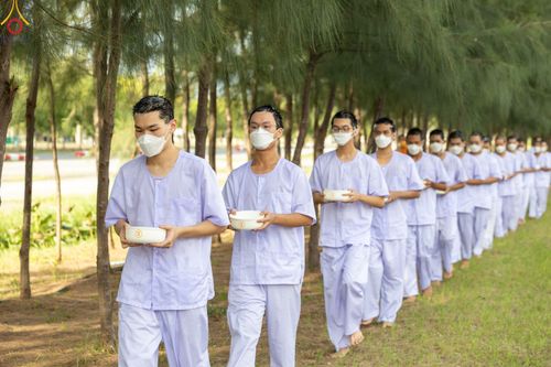 ภาพ No.82573:พิธีตัดปอยผมและปลงผมนาคธรรมทายาท ในโครงการอุปสมบทหมู่ธรรมทายาทพุทธศาสตร์สากล รุ่นที่ 7 (ภาคฤดูฝน) วันอาทิตย์ที่ 11 มิถุนายน พ.ศ. 2566 ณ  วัดพระธรรมกาย