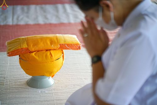 ภาพ No.79352:พิธีขอขมา มอบบาตรและผ้าไตร ในโครงการบรรพชาสามเณรฟื้นฟูพระพุทธศาสนาทั่วไทย โครงการอบรมยุวธรรมทายาท มัชฌิมธรรมทายาท และธรรมทายาทรุ่นอุดมศึกษา ณ สภาธรรมกายสากล วัดพระธรรมกาย วันเสาร์ที่ 1 เมษายน พ.ศ. 2566