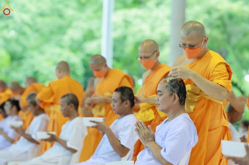 ภาพ No.83579:พิธีตัดปอยผมและปลงผม ในโครงการบรรพชาอุปสมบทหมู่ ธรรมทายาทรุ่นเข้าพรรษา ณ วัดพระธรรมกาย วันอาทิตย์ที่ 16 กรกฎาคม พ.ศ.2566