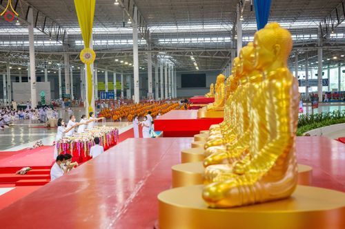 ภาพ No.79004:พิธีวางแผ่นจารึกชื่อ และพิธีวางพวงมาลัยสักการะพระบรมพุทธเจ้า ณ สภาธรรมกายสากล วัดพระธรรมกาย วันที่ 2 เมษายน พ.ศ. 2566