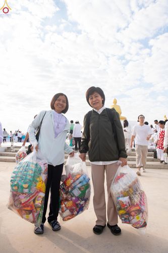 ภาพ No.302745:วันที่ 24 มกราคม พ.ศ. 2569 พิธีตักบาตรพระธรรมยาตรา(ภาพชุดที่ 2) ณ อนุสรณ์สถานลำดับที่ 5 สถานที่เผยแผ่วิชชาธรรมกายครั้งแรก อนุสรณ์สถานบางปลา วัดบางปลา อำเภอบางเลน จังหวัดนครปฐม ในโครงการธรรมยาตรา กตัญญูบูชา มหาปูชนียาจารย์ พระมงคลเทพมุนี(สด จนฺทสโร) พระผู