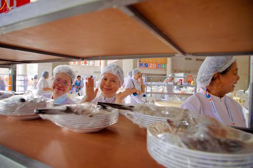 ภาพ No.325746:วันที่ 22 เมษายน พ.ศ.2569(วันคุ้มครองโลก) งานถวายมหาสังฆทาน 40,000 กว่าวัดทั่วประเทศ เจ้าหน้าที่ สาธุชน ร่วมใจจัดเตรียมภัตตาหารเพล (ชุด 2)