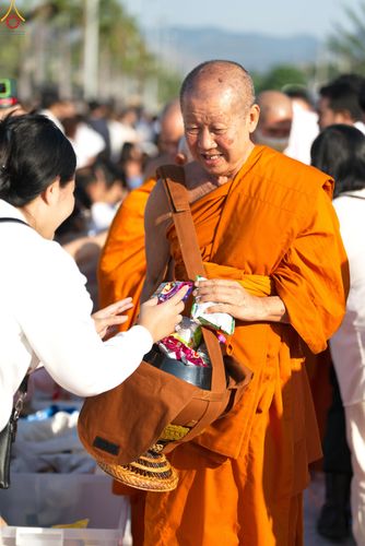 ภาพ No.282749:วันเสาร์ที่ 20 ธันวาคม พ.ศ.2568 พิธีตักบาตรพระ 10,000 รูป (ชุด 2) เนื่องในโอกาส 194 ปี จังหวัดกาญจนบุรี และอุทิศส่วนกุศลให้แด่บรรพชนทั้งหลาย บริเวณถนนสองแคว (Skywalk) เมืองกาญจนบุรี