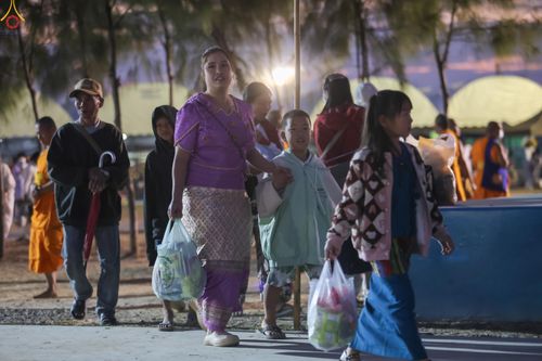 ภาพ No.302381:วันที่ 24 มกราคม พ.ศ. 2569 พิธีตักบาตรพระธรรมยาตรา ณ อนุสรณ์สถานลำดับที่ 5 สถานที่เผยแผ่วิชชาธรรมกายครั้งแรก อนุสรณ์สถานบางปลา วัดบางปลา อำเภอบางเลน จังหวัดนครปฐม ในโครงการธรรมยาตรา กตัญญูบูชา มหาปูชนียาจารย์ พระมงคลเทพมุนี(สด จนฺทสโร) พระผู้ปราบมาร อนุส