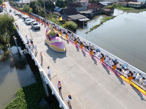 ภาพ No.292868:วันที่ 11 มกราคม พ.ศ. 2569 พิธีต้อนรับพระธรรมยาตรา ณ อนุสรณ์สถานลำดับที่ 3 สถานที่เกิดในเพศสมณะ วัดสองพี่น้อง อำเภอสองพี่น้อง จังหวัดสุพรรณบุรี ในโครงการธรรมยาตรา กตัญญูบูชา มหาปูชนียาจารย์ พระมงคลเทพมุนี(สด จนฺทสโร) พระผู้ปราบมาร อนุสรณ์สถาน 7 แห่ง ปีที